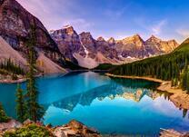 Горы и лес на берегах зеркального озера