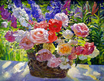 Плетеная корзина с большим букетом роз