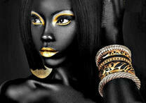 Азиатская девушка с черно-золотым макияжем