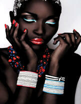 Африканская девушка с ярким макияжем и браслетами