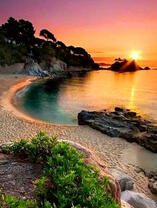 Солнце в тихой песчаной бухте