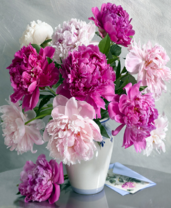 Керамическая ваза с пушистым букетом пионов