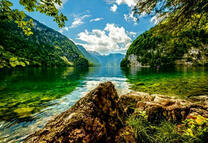 Прозрачные воды горного озера летом