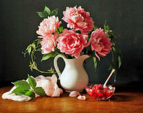 Белый кувшин с розами и малинка