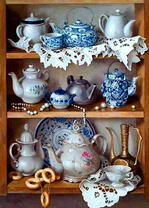 Набор чайничков на полочке