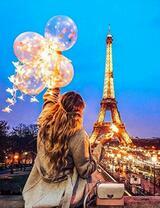 Счастливая девушка в Париже