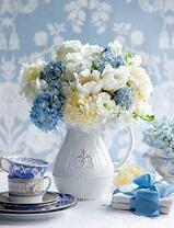 Красивый бело-голубой букет на столе