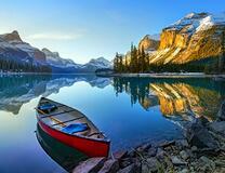 Лодка у берега на превосходном озере