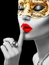 Красивая девушка в золотой маске