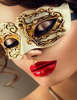 Нежная девушка в маске