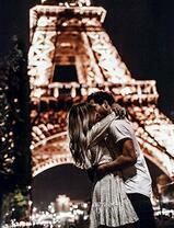 Влюбленный поцелуй у подножья Эйфелевой башни