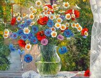 Букет полевых цветов в прозрачной вазе