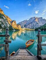 Красивый пейзаж на озере