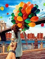 Девушка с шариками под Бруклинским мостом