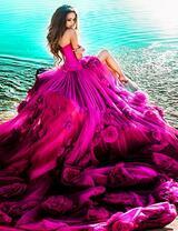 Девушка в ярко-розовом платье у моря