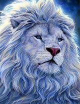 Огромный белый лев