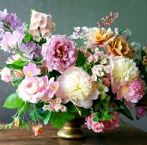 Роскошный букет на столе