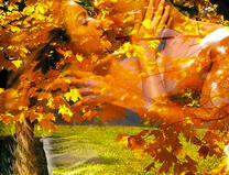 Поцелуй среди осенней листвы