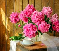 Букет пионов и чашка чая