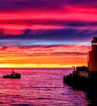 Розовый закат у маяка