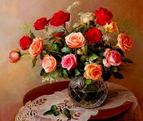 Букет разноцветных роз в хрустальной вазе