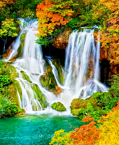 Два небольших водопада в осеннем лесу