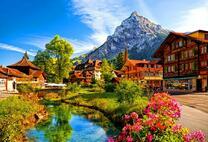 Деревушка под горой у реки