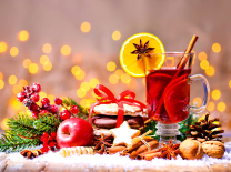 Чай с корицей и печеньем