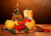 Лапша, помидоры и подсолнечное масло