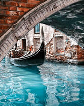 Под мостом в Венеции