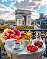 Вид на Триумфальную арку в Париже