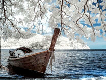 Лодка на фоне заснеженных холмов