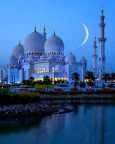 Молодая луна над мечетью у озера