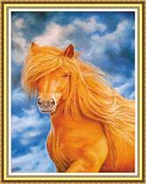 Сильный конь с пышной гривой