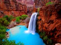 Водопад с голубым озером и красные скалы