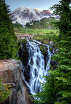 Стремительный водопад в горной долине