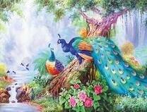 Павлины и журавли под кронами деревьев