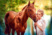 Девушка выгуливает лошадь у озера