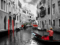 Каналы Венеции в серых и красных тонах