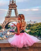 Девушка в воздушной юбке на крыше Парижа