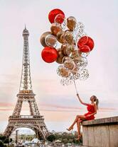 Женщина с шариками в Париже