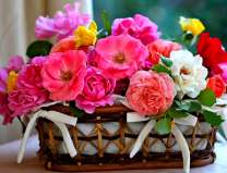 Нежный букетик роз в оригинальной корзинке