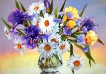 Прозрачная ваза с букетиком весенних цветов