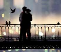 Влюблённая пара на набережной города