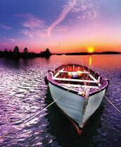 Лодка на фоне заката