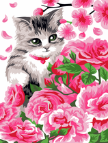Милый котёнок возле розовых роз
