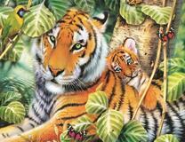 Тигрица с малышом среди зелени