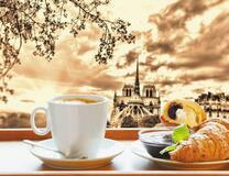 Кофе с круассанами на фоне собора