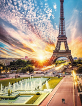 Вид на Эйфелевою башню в солнечных лучах