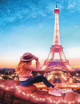 Девушка в шляпе на фоне Эйфелевой башни